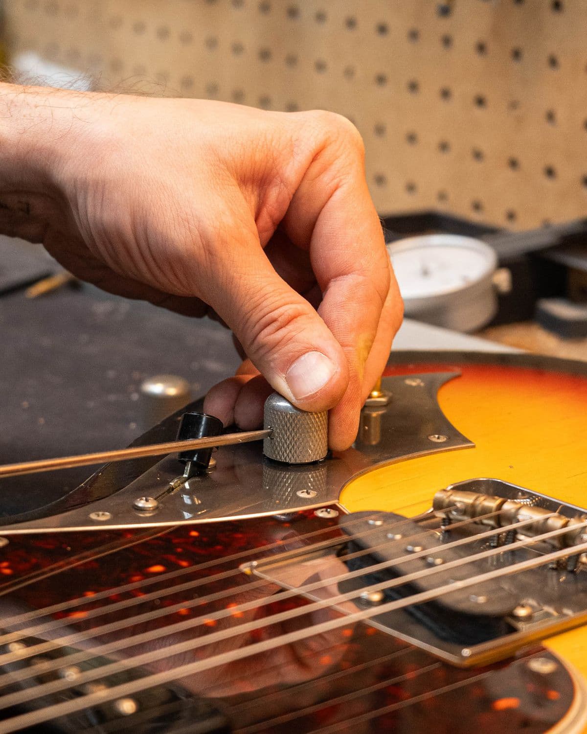 Ajuste de los controles de una guitarra eléctrica