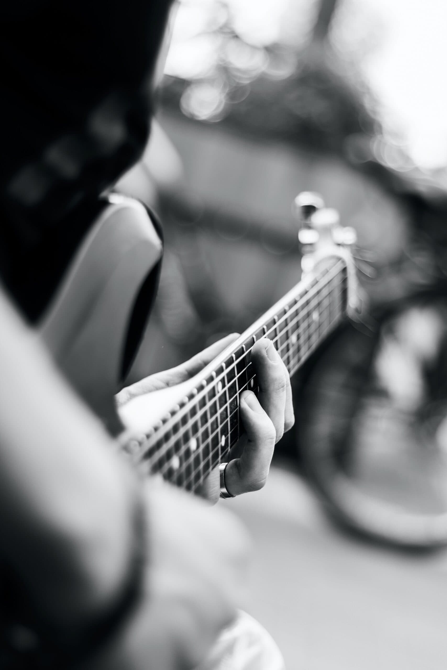 Persona tocando una guitarra acústica