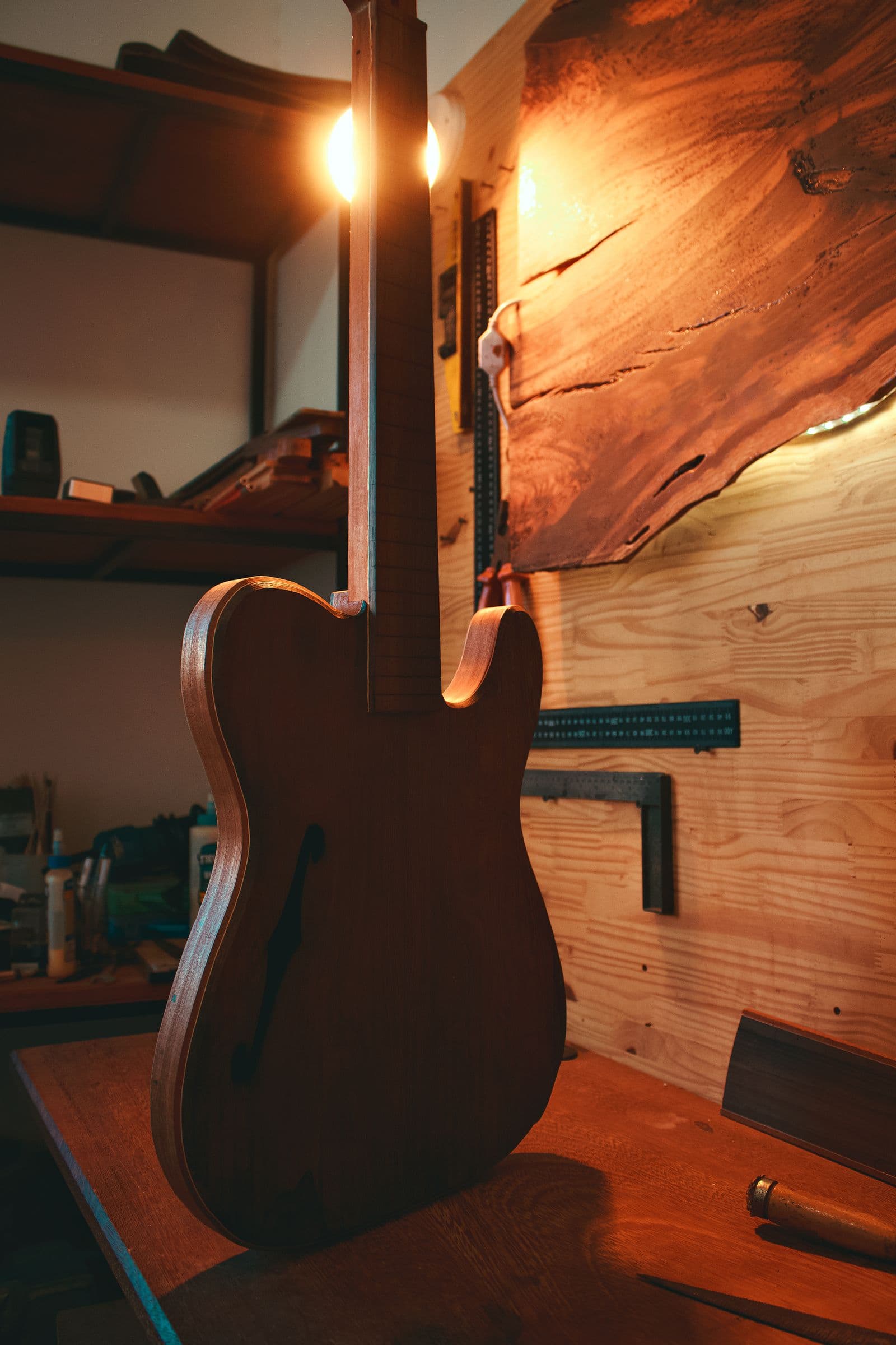 Cuerpo de guitarra eléctrica en el banco de trabajo del taller